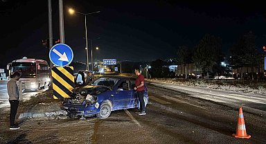 Bolu'da kırmızı ışıkta geçen otomobil kamyonla çarpıştı