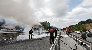 Bolu'da seyir halindeki tır alevlere teslim oldu