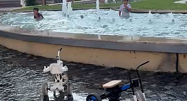 Bolu'da tehlikeli serinlik: Yasağa ve elektrik akımına aldırış etmeden süs havuzunda yüzdüler