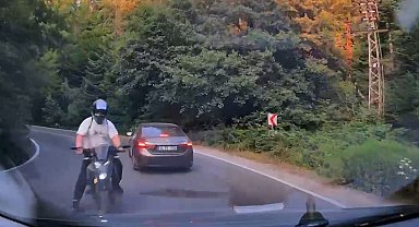 Bolu'da virajı alamayan motosiklet otomobile çarptı