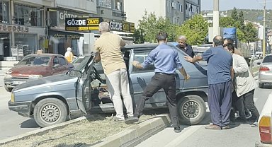 Boyabat'ta trafik kazası: Otomobil refüje çıktı