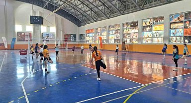 Bulanık'ta voleybol antrenmanları yoğun katılımla devam ediyor
