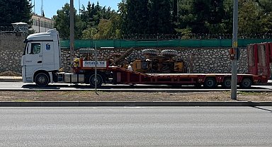Burdur'da ani fren yapan tırın üzerindeki greyder devrildi