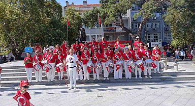 Burhaniye' de Özgür Kanatlar Halk Bandosu törenlere renk kattı
