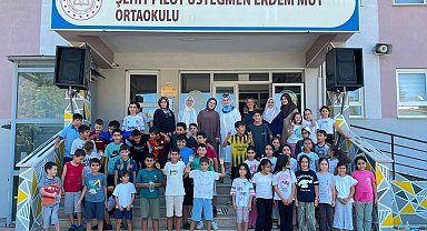 Burhaniye'de kadın muhtar öğrencilere ikramlarda bulundu