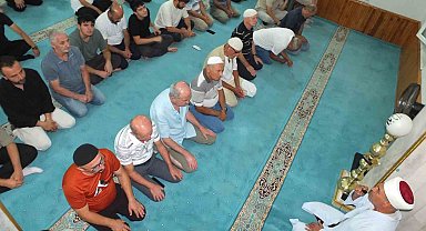 Burhaniye'de Mevlit Kandilinde camiler doldu