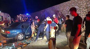 Bursa'da iki otomobil kafa kafaya çarpıştı: 5 yaralı, 2 ölü