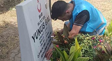 Bursalı gençler şehitliği temizlediler