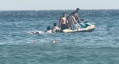 Büyükçekmece'de denizde boğulma tehlikesi atlatan kadının korku dolu anları kamerada