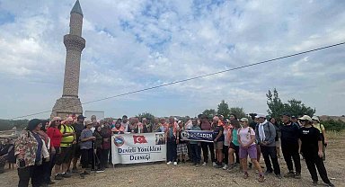 Çal'da geçmiş yeniden canlandı Deve ve atlardan oluşan kervan, asırlık güzergâhta yürüdü