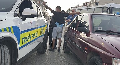 Çalışır haldeki otomobilde uyuyan 2 kişiyi polis güçlükle uyandırdı, araçta 13 sentetik hap ele geçirildi
