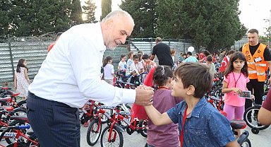 Canik'te camiye giden çocuklar hediyelerine kavuşuyor
