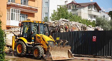 Çatırdayan bina yıkıldı, eşyalarını bile alamadılar