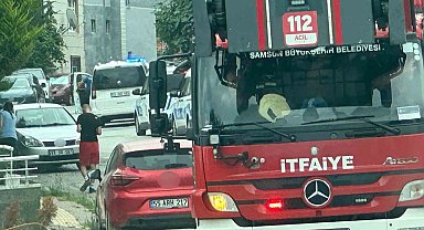 Çatıya çıkan vatandaş, polis tarafından indirildi