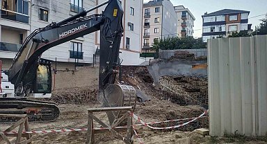 Çekmeköy'de istinat duvarı yıkılan inşaatın yanındaki 5 katlı bina boşaltıldı