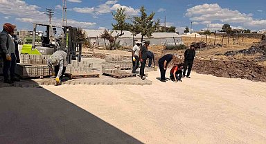 Çermik'te mahalle yollarına parke taşı döşeniyor