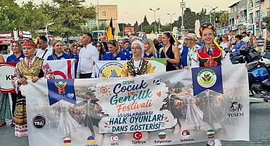 Çeşme'de uluslararası halk dansları şöleni