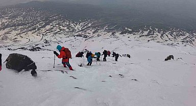 Çevre gönüllüleri Ağrı Dağı'nın zirvesinden doğa için seslendi