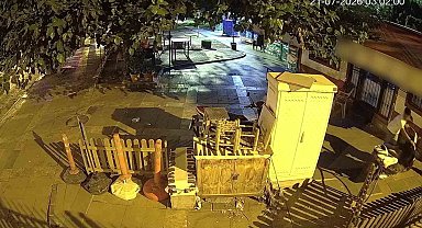 Çevreyi kontrol edip sandalyeye oturdu, park boşalınca motosikleti çaldı