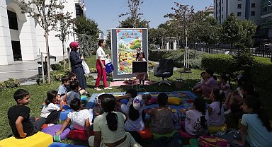 Çocuklar, Açık Hava Kütüphanesi'nde kitap okuma alışkanlığı kazanıyorlar