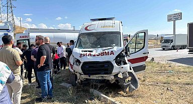 Çorum'da ambulans ile cip çarpıştı: 5 yaralı