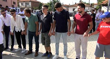 Çorum'da düğüne İtalyan damgası: İki İtalyan halay çekip çiftetelli oynadılar