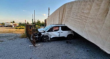 Çorum'da kontrolden çıkan tır, hafif ticari aracın üzerine devrildi: 1 yaralı