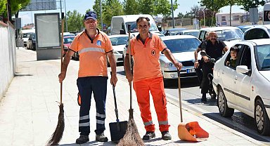 Çorum'da yolda kalan sürücünün yardımına belediye temizlik personeli koştu