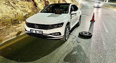 Çukura giren araçların lastikleri patladı