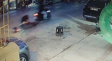 Çukurda dengesini kaybeden motosikletli düştü, o anlar kamerada