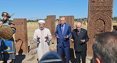 Cumhurbaşkanı Erdoğan Ahlat Selçuklu Kabristanını ziyaret etti