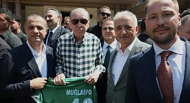 Cumhurbaşkanı Erdoğan'a Muğlaspor forması takdim edildi