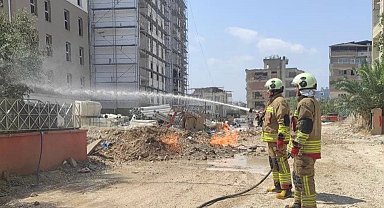 Defne'de doğalgaz borusuna verilen zarar sonrası alevler yükseldi