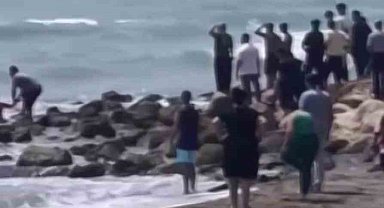 Denize girmeyin uyarısına aldırış etmeyen 14 yaşındaki çocuk dalgalara kapılarak kayboldu