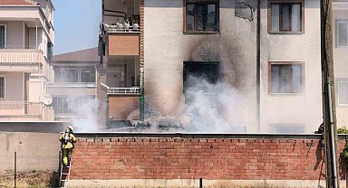 Depoda çıkan yangın apartmanı yakıyordu