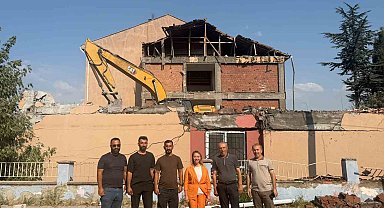 Deprem riski olan Atatürk Ortaokulu yıkılıyor
