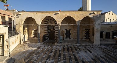 Depremde hasar gören iki tarihi cami Mevlid Kandili'nde yeniden ibadete açılıyor