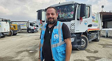 Depremde kız kardeşini ve babasını kaybeden belediye personeli, afetzede çocuklara çöp kamyonuyla mutluluk dağıtıyor