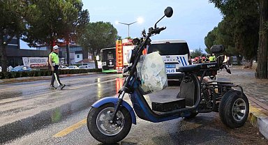 Devrilen motosiklet sürücüsü otobüsün altında kaldı: 1 ölü