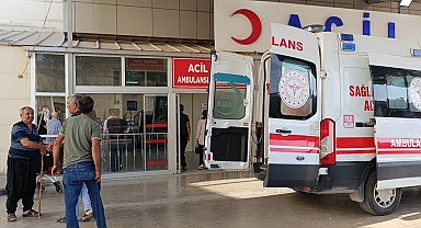 Devrilen traktörün altında kalan muhtar ağır yaralandı