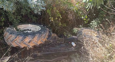 Devrilen traktörün altındaki sürücüyü itfaiye ekipleri kurtardı