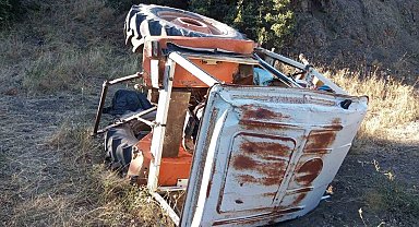 Devrilen traktörün sürücüsü hayatını kaybetti