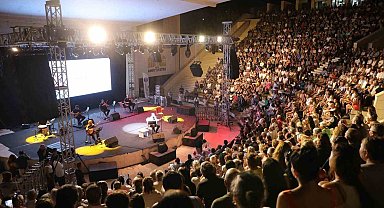 Didim'de amfi tiyatro türkü sesleriyle yankılandı