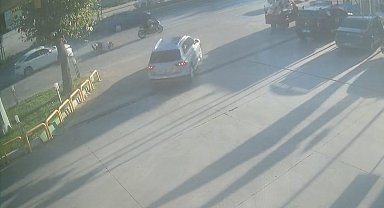 Direksiyon hakimiyetini kaybeden motosiklet otomobile çarptı