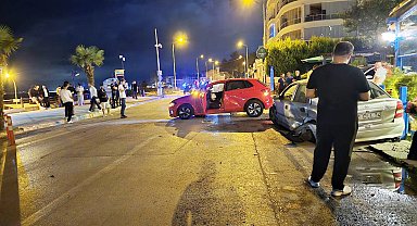 Direksiyon hakimiyetini kaybetti, karşı şeritteki otomobile çarptı: 4 yaralı