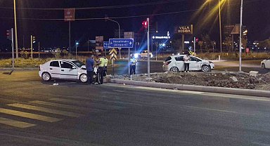 Diyarbakır'da 2 otomobilin çarpıştığı kazada 7 kişi yaralandı