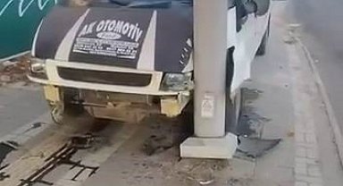 Diyarbakır'da araç direğe çarptı: 1 yaralı