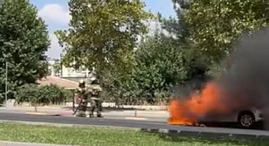 Diyarbakır'da park halindeki otomobil alevlere teslim oldu