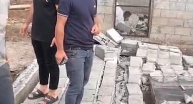 Diyarbakır'da şiddetli rüzgarda duvar yıkıldı, ahır çatısı çöktü