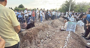 Diyarbakır'daki feci kazada ölen 5 kardeş ve 2 yeğen yan yana defnedildi